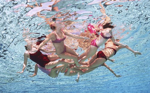 Synchronized Swimmers Circle Formation